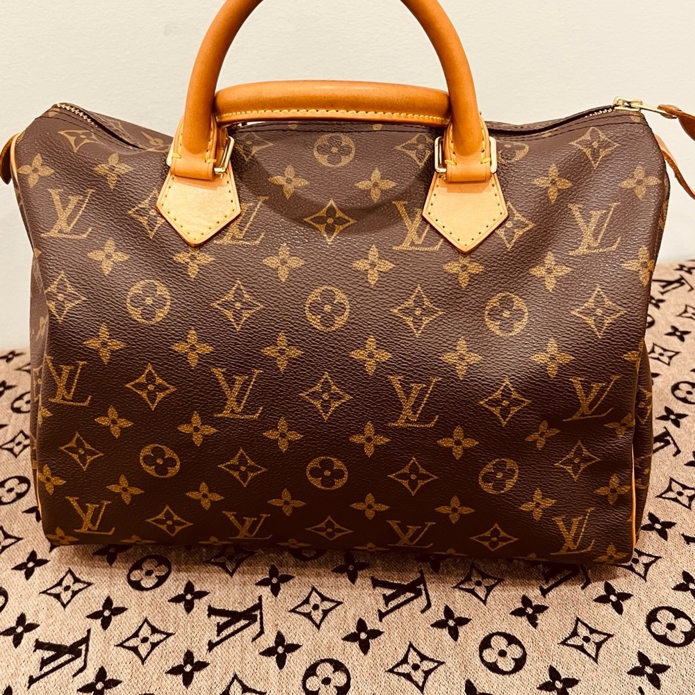 Authentic Louis Vuitton Speedy 30 in Monogram Canvas - Picture 1 of 16
